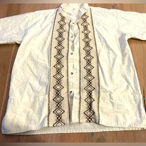 Men’s Guayabera made in Mexico 100% Cotton size L hand made embroidery.